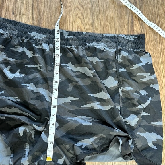Athleta Womens Printed Mesh Racer Run Short 4" Camo 3XL Running Gym Workout - Picture 10 of 11